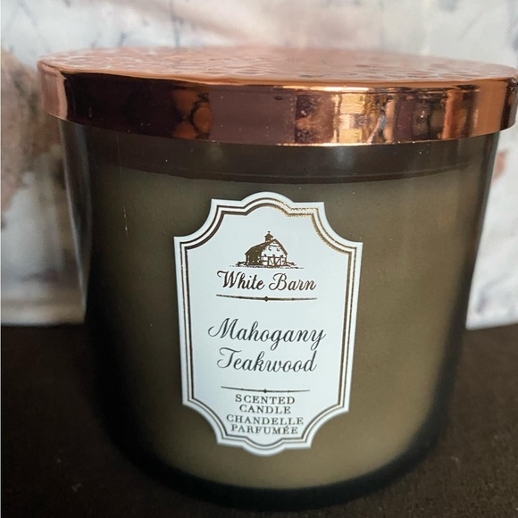 White Barn Mahogany Candle - Picture 1 of 4